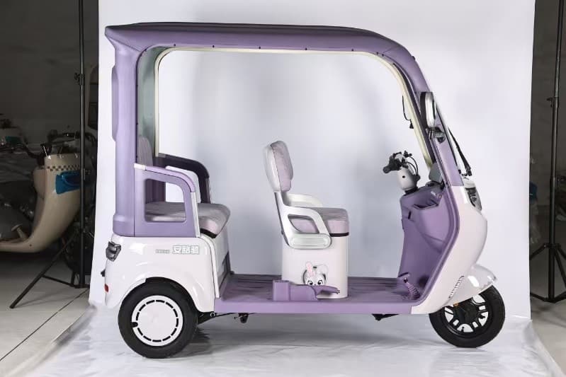 New type of electric tricycle with canopy, small enclosed roof, electric battery vehicle for home use, for elderly transportation, wholesale.