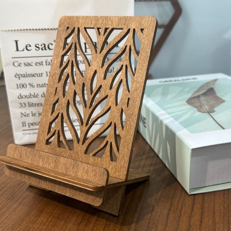 Cross-border retro wooden mobile phone holder, hollow pattern design wooden crafts, desktop mobile phone holder