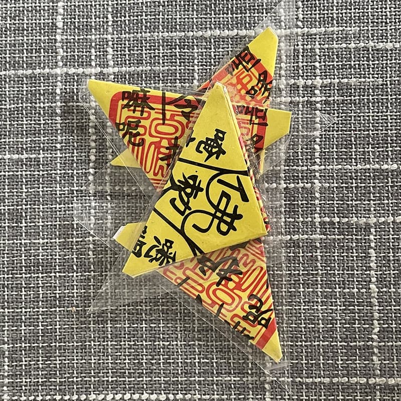 Authentic plastic-sealed triangular Buddha peace and good fortune certificate, folding card, waterproof portable lucky bag, wholesale from manufacturer.