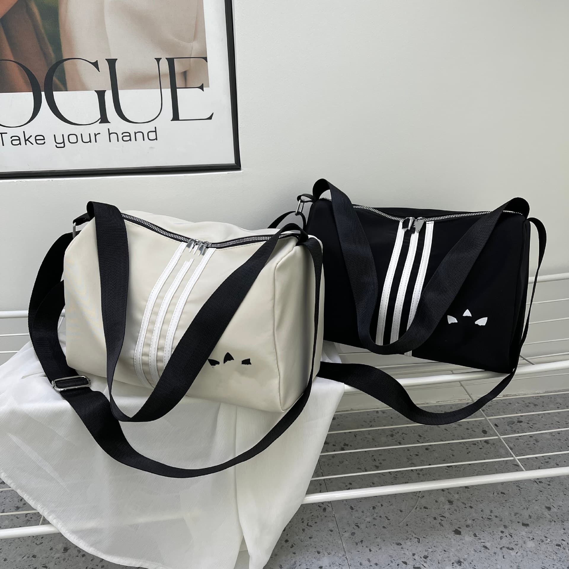 New large-capacity fitness bag for men and women, sports travel bag, shoulder crossbody dry and wet separation waterproof portable bag