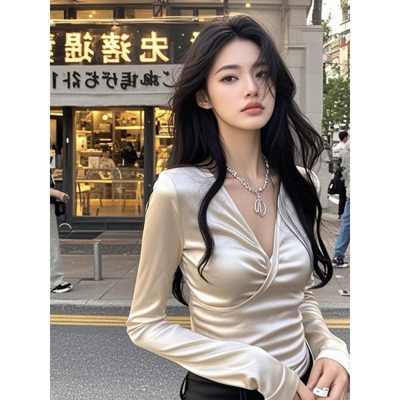 Unique Silver Satin V-Neck Long-Sleeve Slim-Fit Base Layer, Niche Design, Waist-Cinching Cropped Top for Autumn/Winter