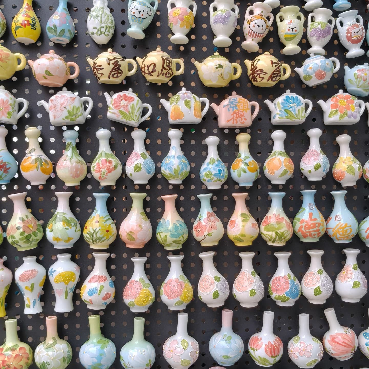 Internet-Famous Jingdezhen Ceramic Fridge Magnets, Hand-Painted Mini Flower Vases, Jingdezhen Tourist Cultural and Creative Magnetic Souvenirs