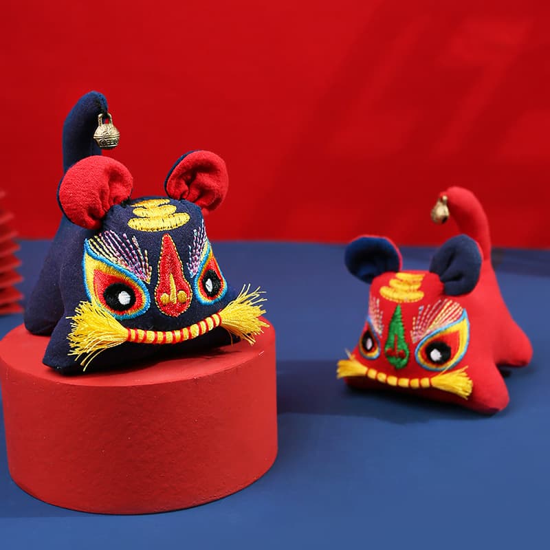 Traditional handmade cloth tiger embroidery ornaments, DIY auspicious dolls, baby full moon/100-day celebration items, trendy Chinese tourism products.