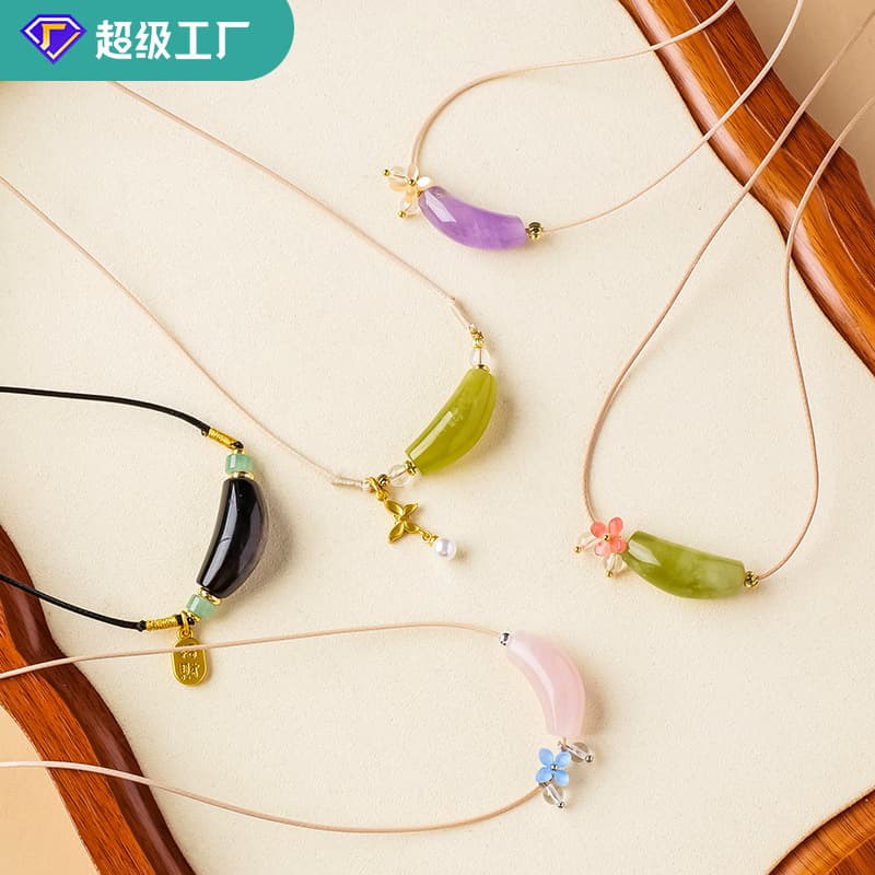 Natural crystal bent tube pendant, summer colorful necklace, atmospheric freshwater pearl clavicle chain, sweater chain wholesale