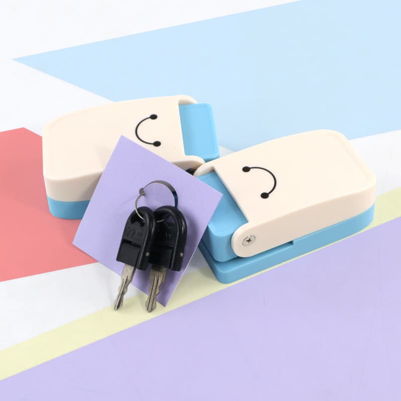 Portable Keychain Embosser Punch Hole Machine Smiley Face Hole Puncher Photo Cutter Educational Punch for Loose-Leaf Notebooks
