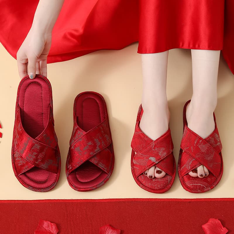 New Chinese-style flat anti-slip comfortable wedding slippers for women, satin surface, summer outdoor sandals, wedding festive home use