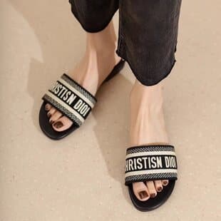 Summer Women's Outdoor Beach Sandals, Flat Bottom Slippers for Women, Summer Outerwear, Fashionable Internet Celebrity Little Chanel Style One-Strap Slippers