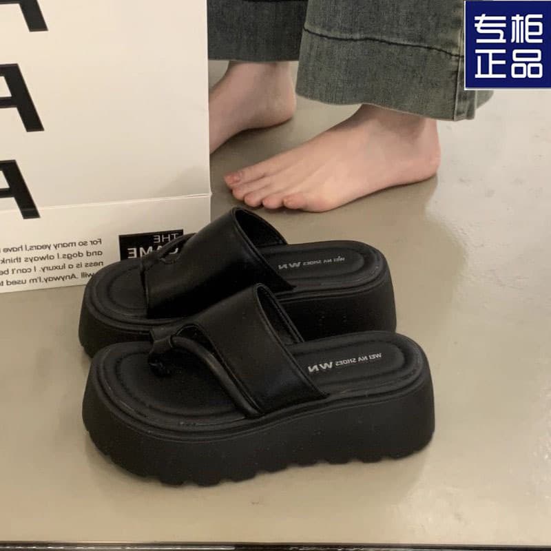 Thick-soled elevated thong-toe sandals for women for summer wear 2026 new style that does not tire your feet, high-end fashion beach flip-flops