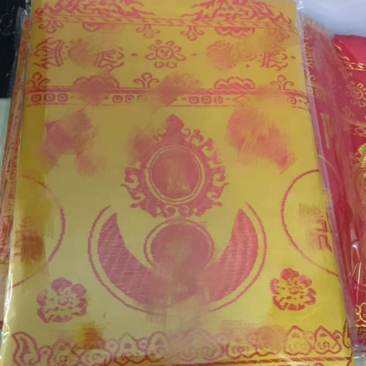 Single-piece embroidered quilt set, wholesale of exquisite embroidered quilts, direct supply of extra-large, extra-wide, extra-thick quilt cover, yellow