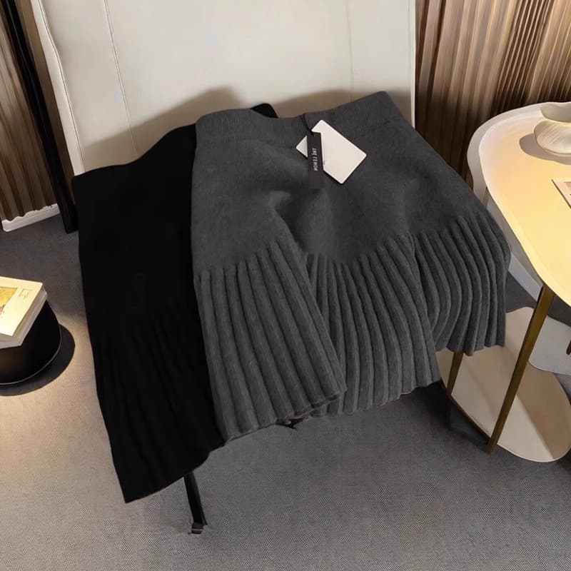 High-Waisted Knitted Pleated Mini Skirt for Women, Autumn and Winter, Figure-Flattering A-Line Short Skirt That Elongates Legs