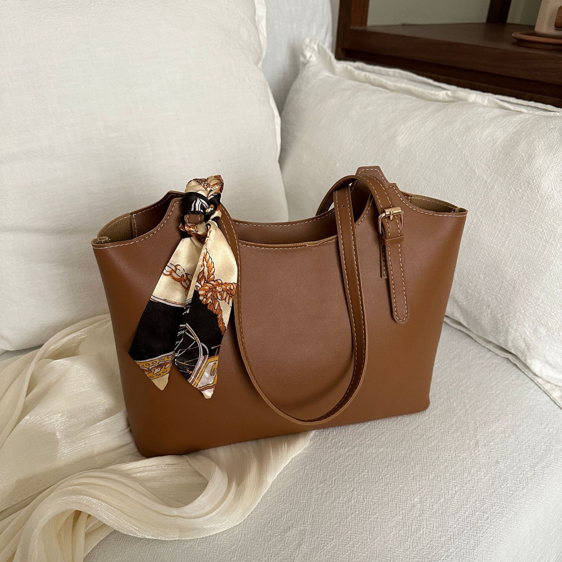 Vintage Soft Leather Tote Bag for Women, Large Capacity 2025 Summer Style, Personalized Simple Shoulder Bag for Work and Commute