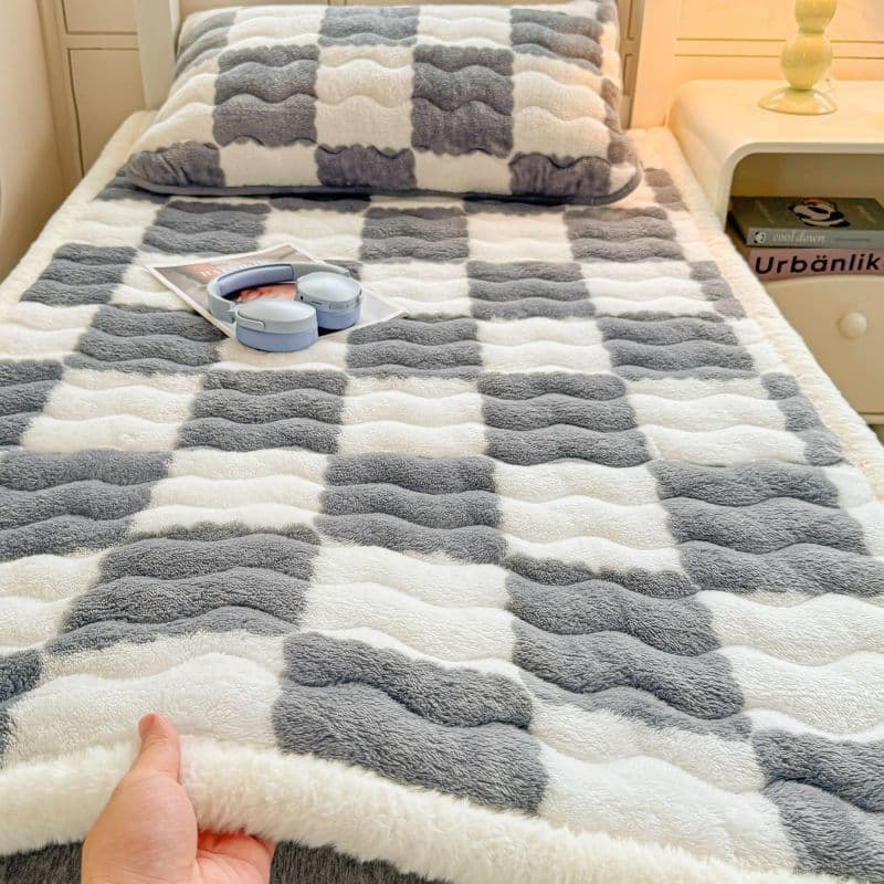 New thickened milk velvet mattress student dormitory warm mattress pad soft cushion household quilted sheets bed pad blanket