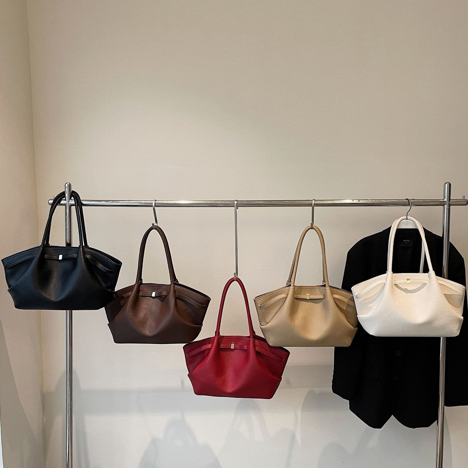 Large Capacity Women's Casual Bag 2026 New Retro Niche Design Shoulder Underarm Bag Pleated Commuter Tote Bag