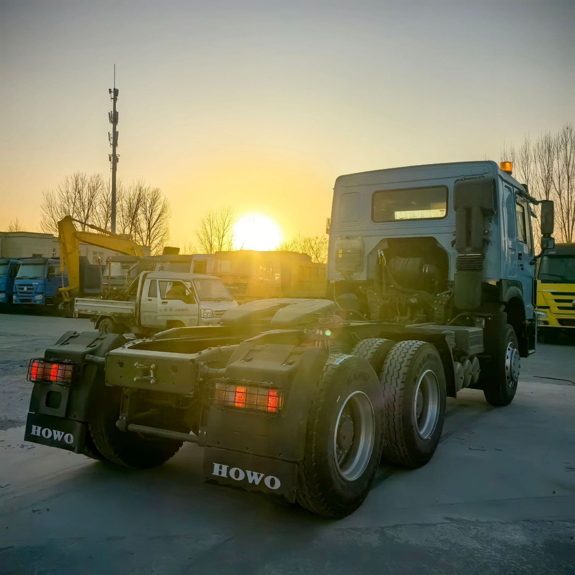 Howo Tractor Head for Sale, Double Axle Semi-Trailer Tractor Head, 375 HP Cargo Transport Tractor Head