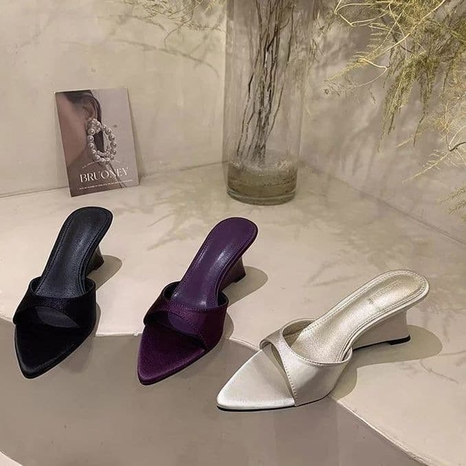 2026 Trendy Viral Same Style Light Mature Pointed Wedge Sandals for Women Summer New Outdoor Commute One-Strap