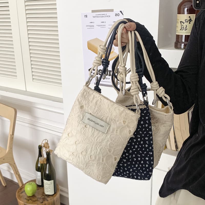 Korean-style floral embroidered hollow-out small square bag for women, 2026 autumn new casual crossbody phone bag, versatile canvas bag