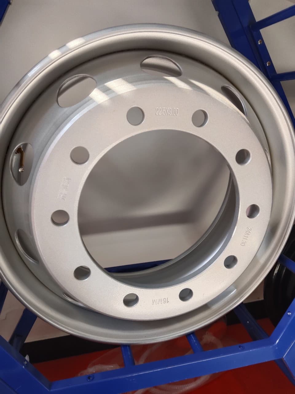 Steyr Semi-Trailer Parts Truck Tire Steel Rim Hub Standard Load Rear Wheel High Strength Lightweight 12R22.5