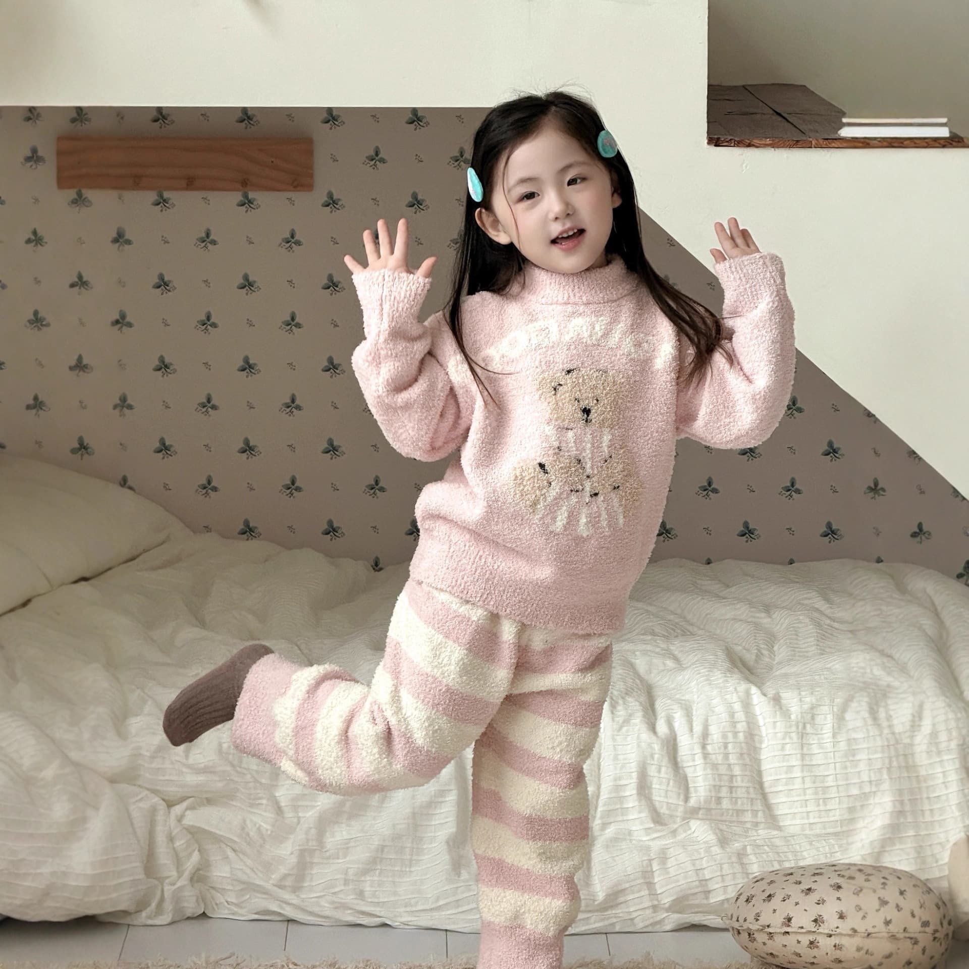 Autumn and winter thickened and velvet parent-child home clothes for boys and girls, new warm children's casual pajamas, cartoon pajamas in stock