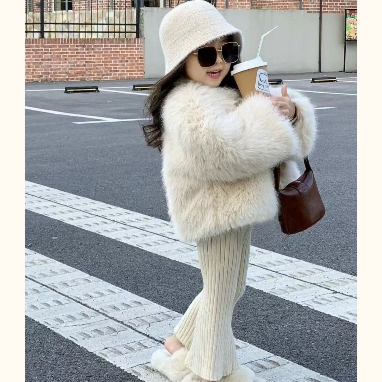 New girls' fleece-lined, thickened coat, modern Chinese style autumn/winter children's overcoat, faux fox fur, versatile and stylish fur-lined cotton coat.