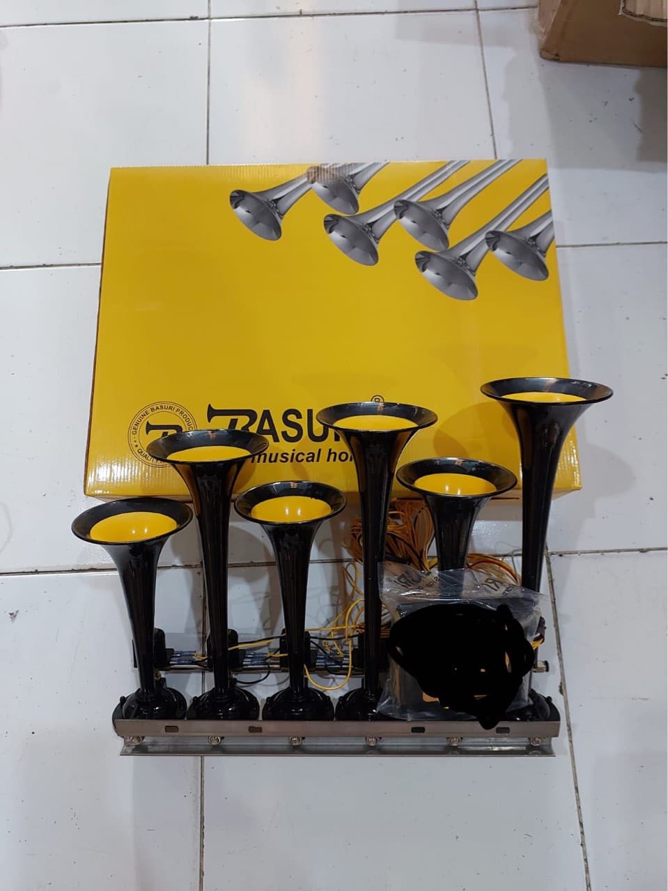 Six-tube, 36-tone car horn, truck electronic air horn, metal tube music horn with button.