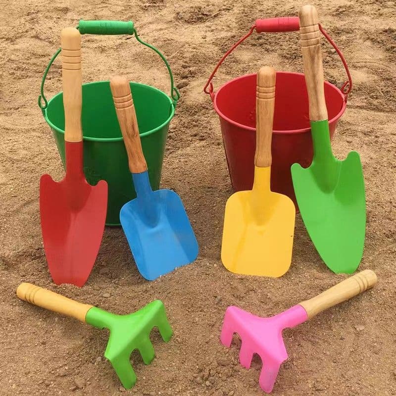 Manufacturer wholesales sand-playing toys for children, including shovels, buckets, and beach toys for babies.
