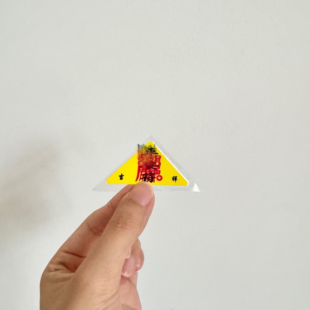 Factory direct sales: Multiple waterproof, shrink-sealed, auspicious triangular charms that can be carried in lucky bags for good fortune.