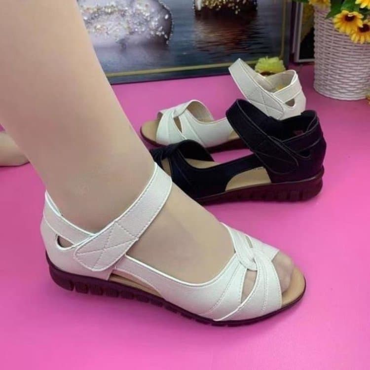 2026 Summer New Soft Sole Heel-Covering Flat Anti-Slip Women's Sandals for Middle-Aged and Elderly Mothers