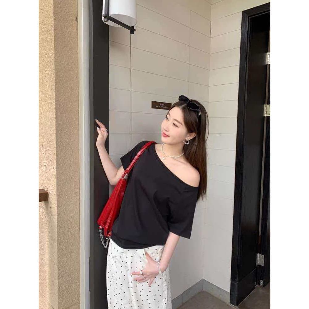 Hot girl one-line collar slim short-sleeved T-shirt for women 2026 summer new style right shoulder bottoming shirt women's foreign trade top trend