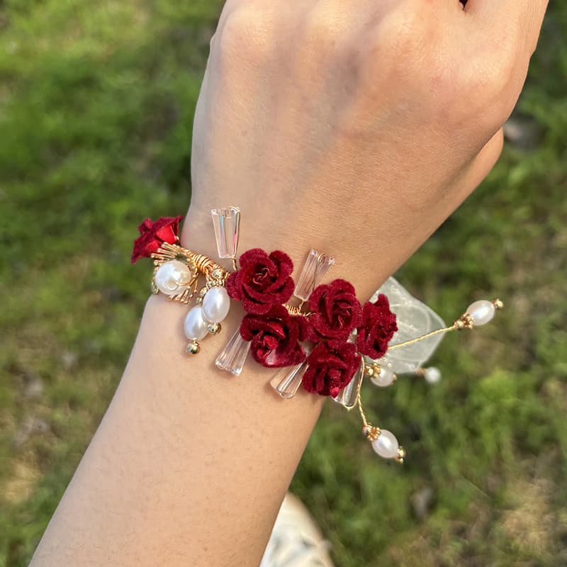 Super Ethereal Wedding Dance Wrist, Beautiful Sisters' Lily of the Valley Wind Bell Hand Flower Bracelet, High-end Original Wedding