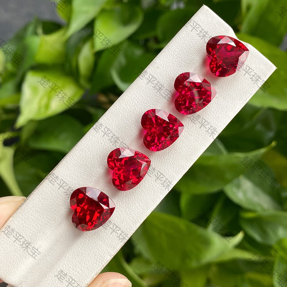 The source manufacturer cultivates pigeon blood red heart-shaped bare stones. Wuzhou Caibao products’ bare stones and synthetic rubies are hot-selling