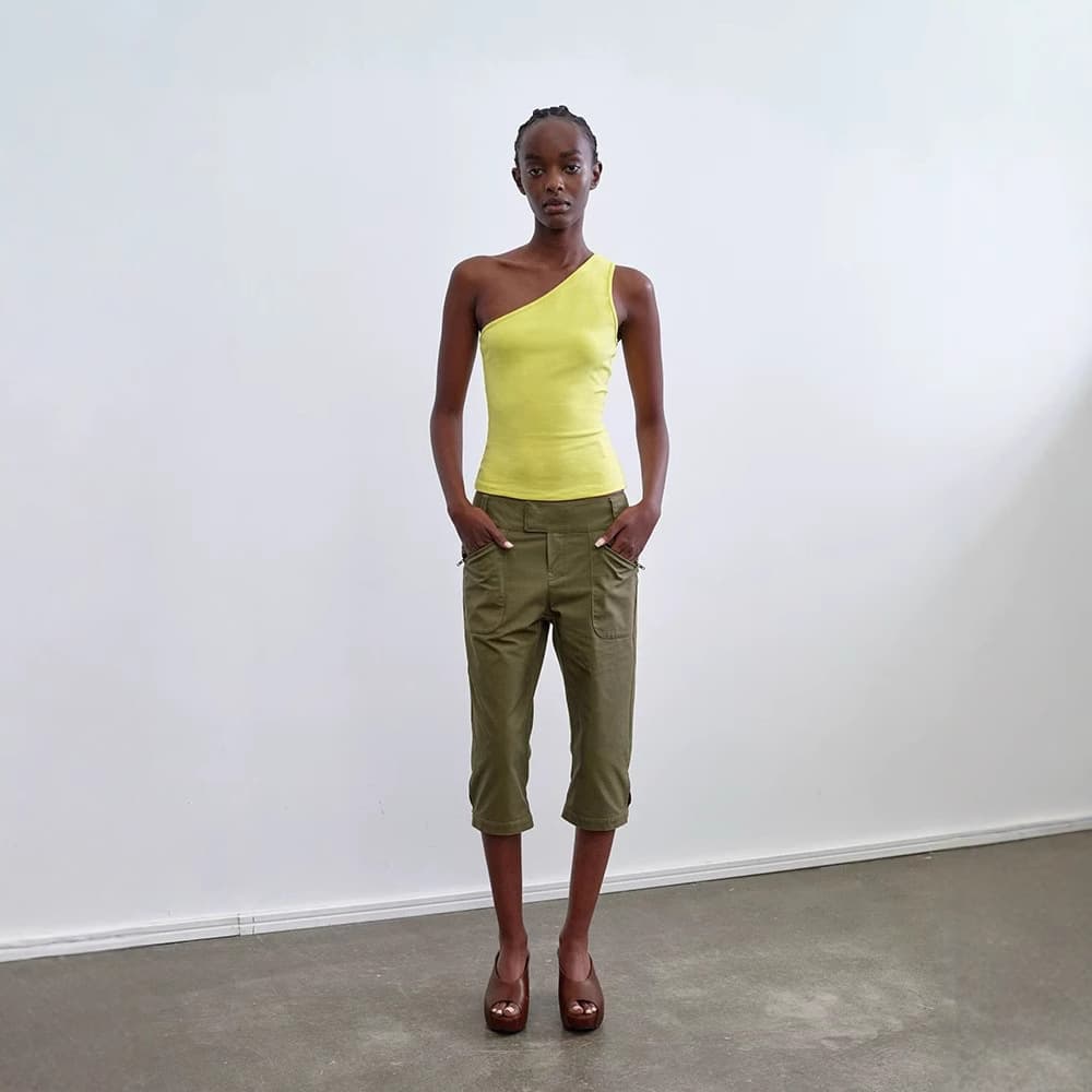 [In Stock] Niche Design Mid-Rise Capri Cargo Pants for Women in Army Green/Black, 2026 Spring/Summer New Arrival