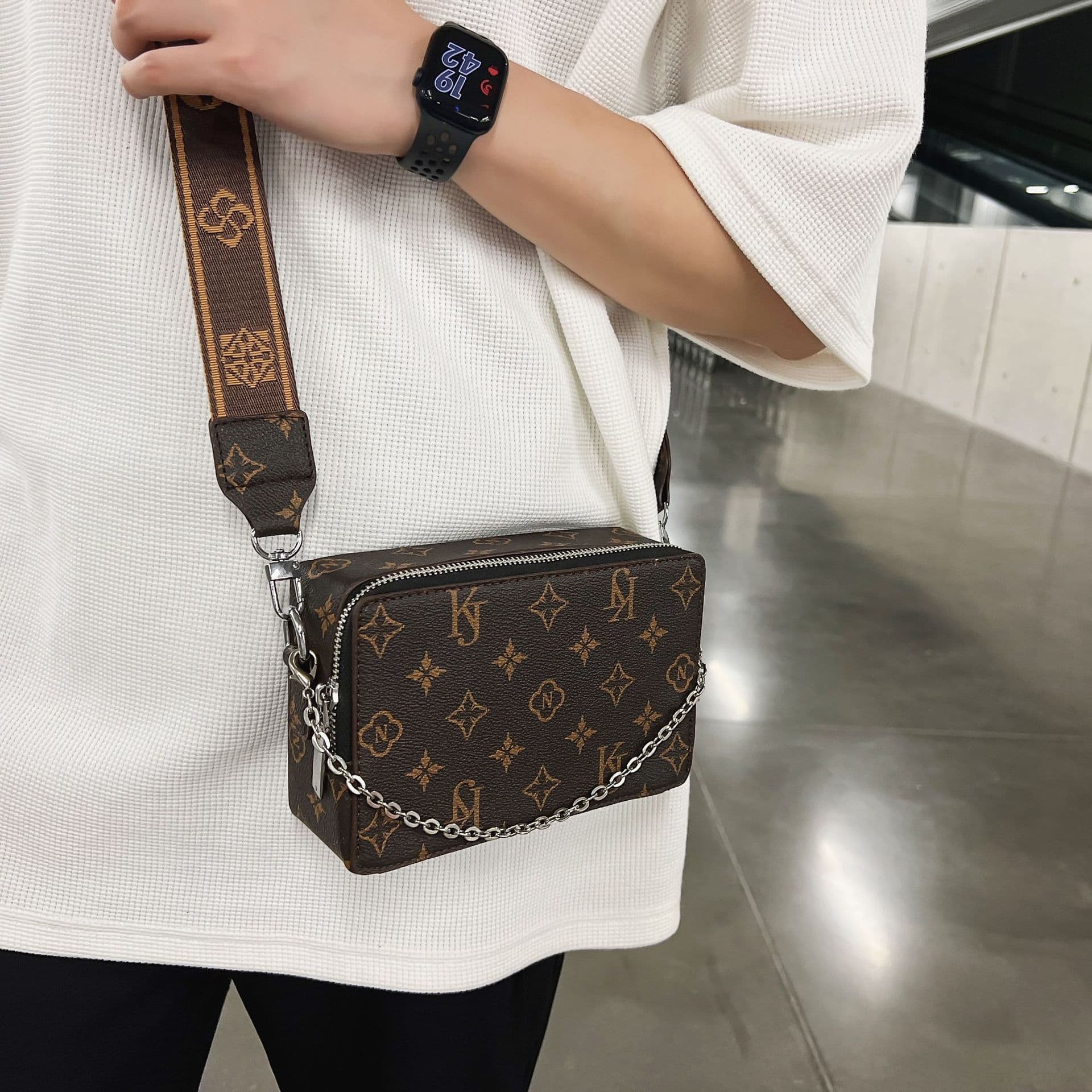 Men's Crossbody Bag Premium New Leather Monogram Shoulder Bag Ins Trendy Brand Bag Women's Chain Small Crossbody Bag