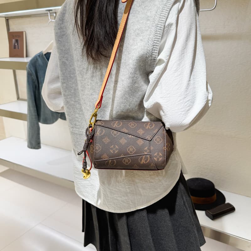High-end printed small bag for women, 2026 new style, fashionable, versatile, portable, small square shoulder bag, for export.