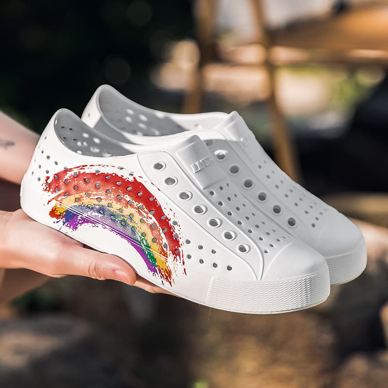 LUCHI Summer New Geometric Gradient Couple Beach Clogs Casual Outdoor Breathable Hollow Rain Shoes