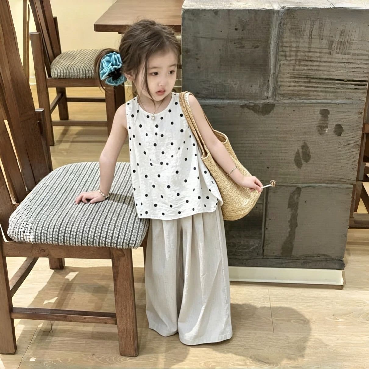 Girls Suit 2026 New Baby Girl Super Beautiful Fashionable Sleeveless Polka Dot Top Off-White Wide-Leg Pants Two-piece Set