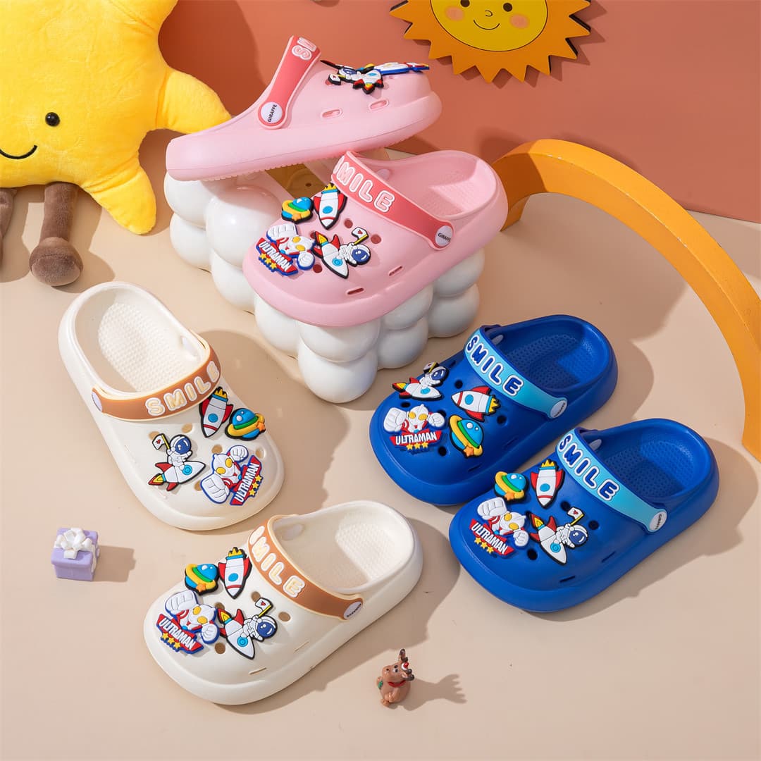 Cute children's Crocs boys summer 2026 new outer wear non-slip middle and large children's boys and girls baby sandals girls