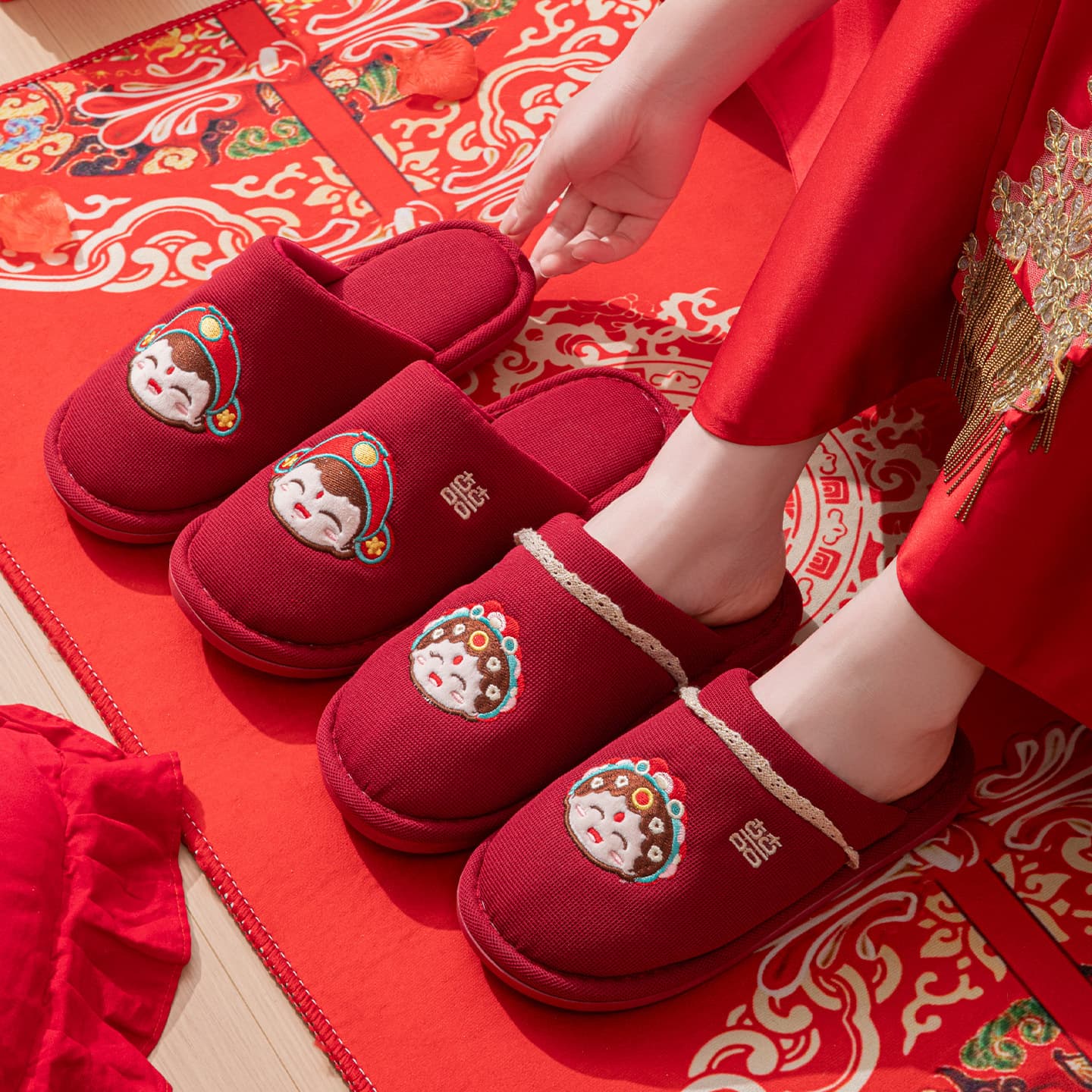 Wedding slippers for couples in festive red, designed for bride and groom, indoor home use, light luxury dowry cotton slippers for winter.