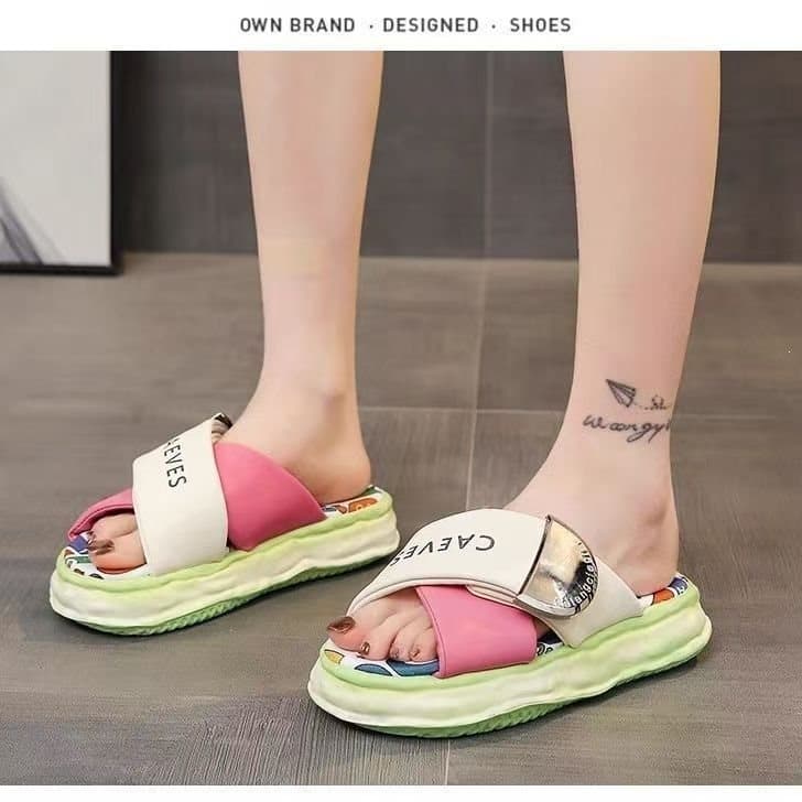 Original graffiti slippers Internet celebrity summer wear 2025 new fashion super hot sponge cake one-word thick-soled sandals beach