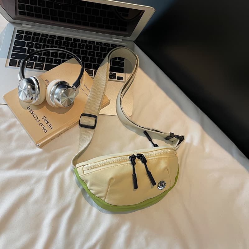 New Stylish Small Chest Bag Lightweight Crossbody Zipper Street Trendy Sling Bag Portable Saddle Bag
