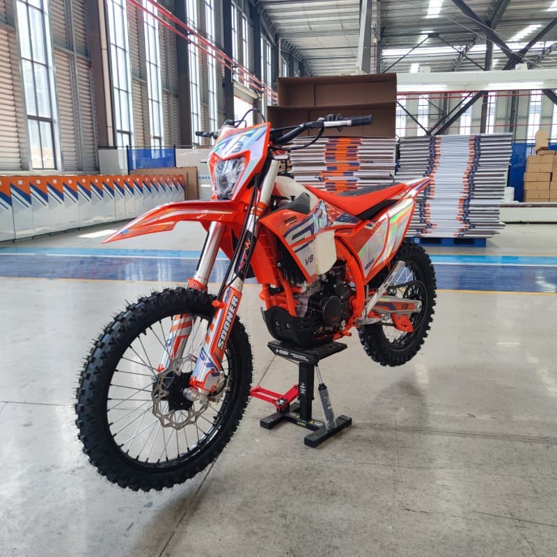 The Stoner STN off-road motorcycle comes standard with a V8-NB300 two-wheel riding bike, a large fuel tank, and front and rear disc brakes