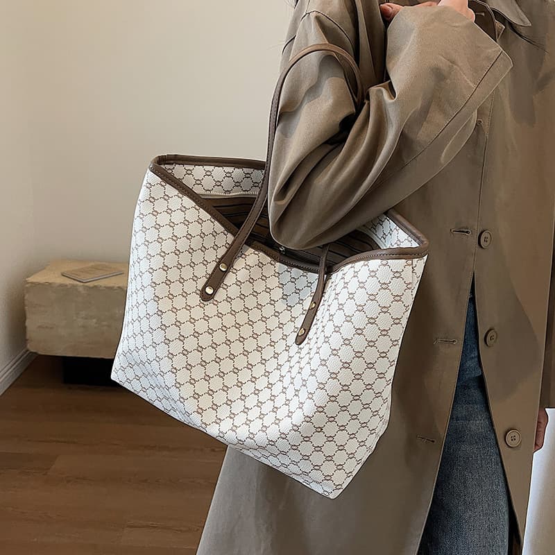 Retro Large Capacity Tote Bag for Women with Letter Print for Commuting to Work, New 2023 Summer Fashion Underarm Bag