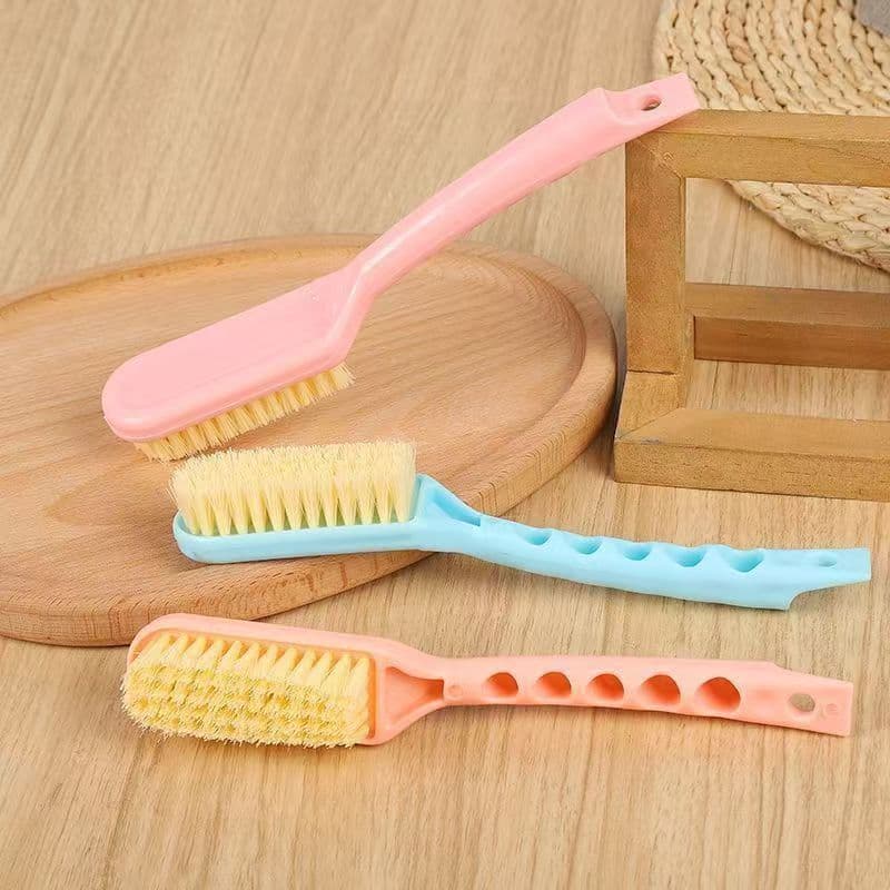 New long-handle shoe brush with hanging feature, household shoe cleaning brush, multi-functional plain cleaning brush, gentle on shoes soft bristle plastic brush.