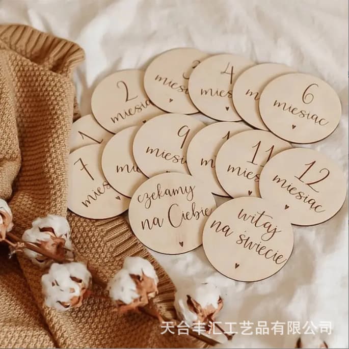 The manufacturer is now making wooden wood chip baby commemorative cards from January to December, colorful wooden newborn baby photo props