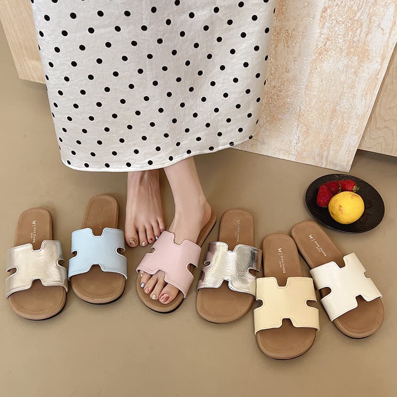 French Retro Open-Toe Sandals for Women 2025 New Silver Leather One-Strap Summer Beach Sandals