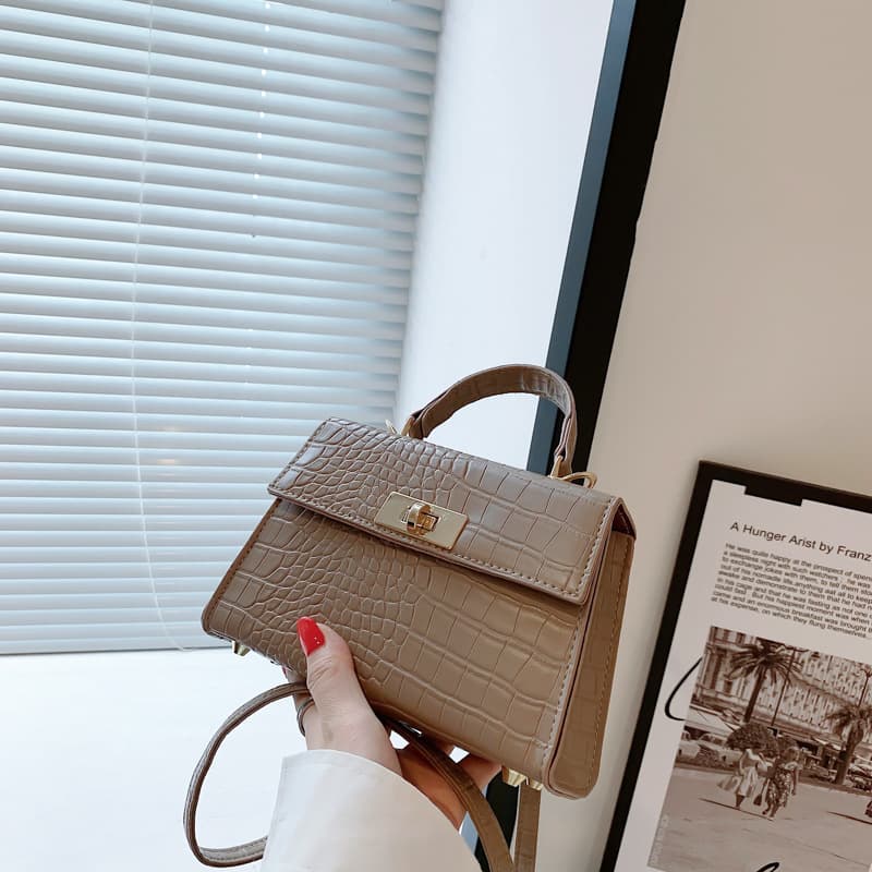 Solid color fashionable and versatile casual small square bag for women with personality, simple, advanced texture, foreign style, commuting temperament crossbody bag