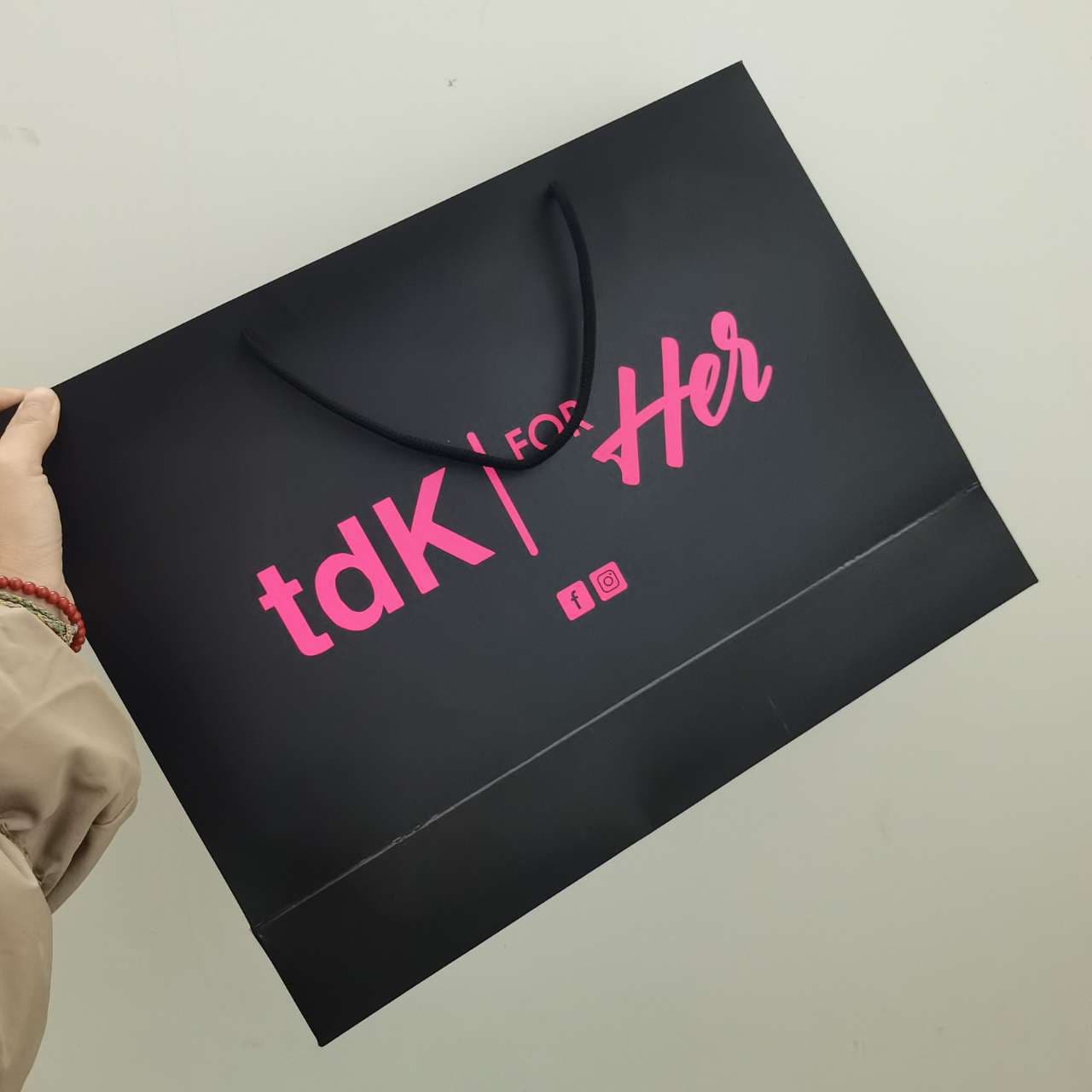 Custom Paper Bag LOGO Black Gift Paper Shopping Bag with LOGO Printing Paper Bag with Handle
