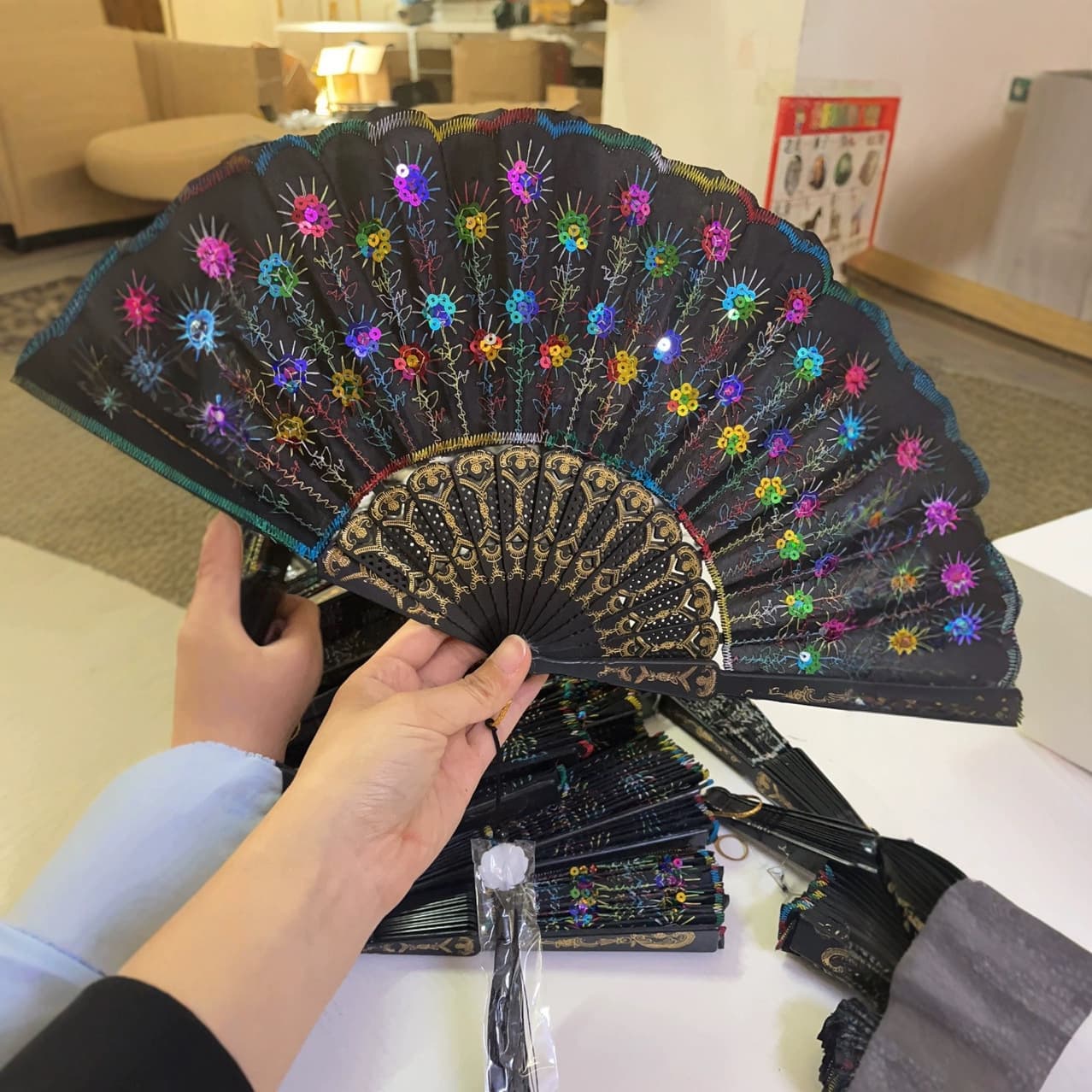 Wholesale Spanish plastic fans, embroidered sequined fans, peacock tail feather style, small-quantity mixed batches with multiple colors.