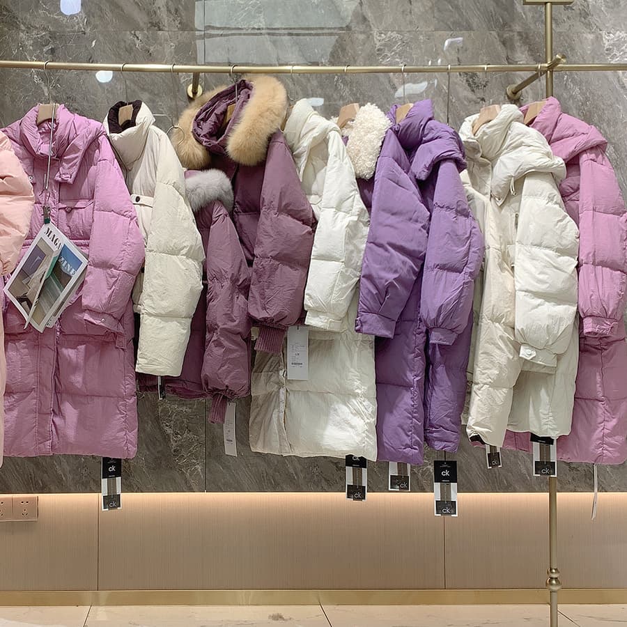 Wholesale of down jacket overstock, clearance sales from department stores, brand discounts, and major women's clothing clearance sales; clothing live streaming source.