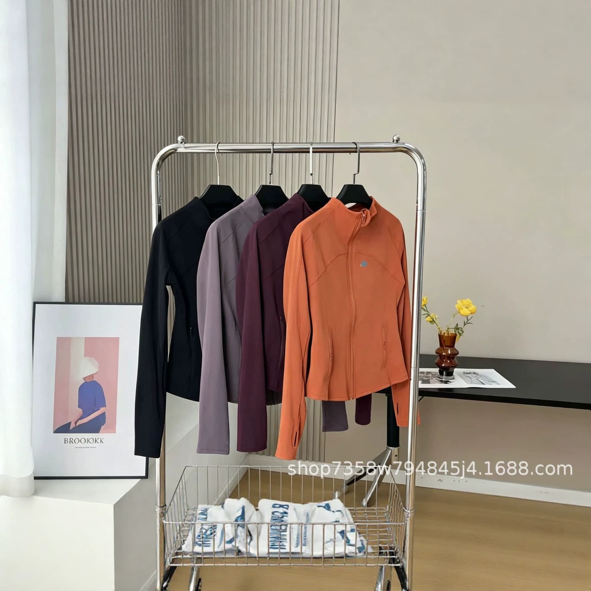 Alo Black Yoga Jacket. High stretch and breathable, no stuffiness. Stand collar and cinched waist design. Suitable for daily wear and fitness.