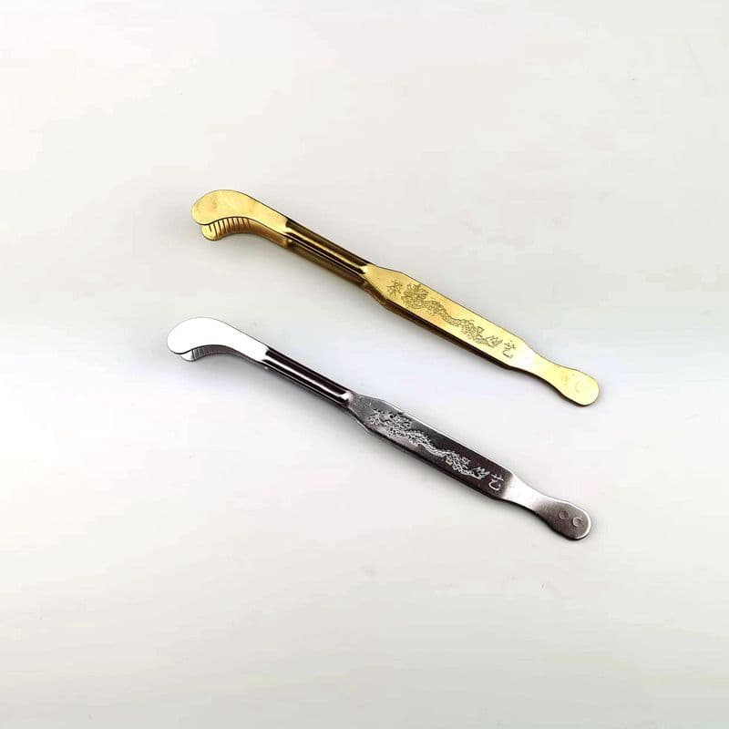 Creative stainless steel Gongfu tea tongs with widened, thickened, and bent tips, shaped like a dragon, 17.5cm metal tweezers for tea preparation.
